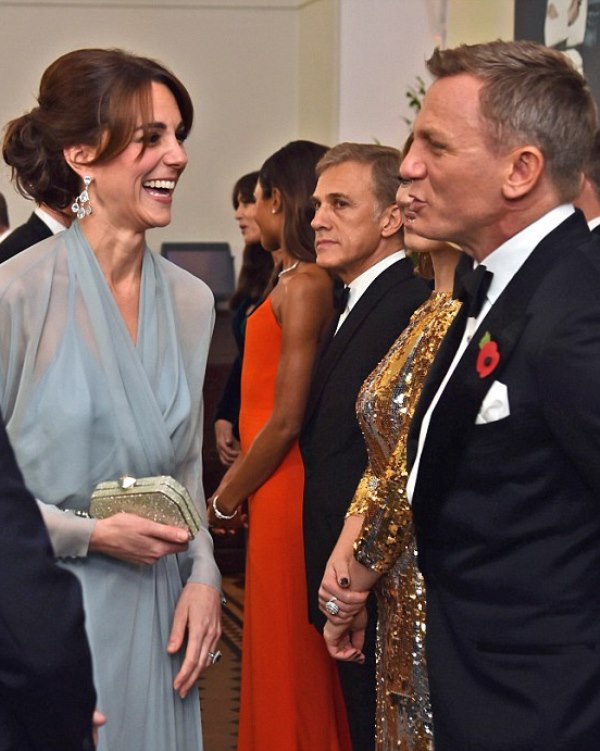 2DD04C5A00000578-3290524-The_Duchess_of_Cambridge_centre_shares_a_joke_with_actor_Daniel_-a-141_1445902217677.jpg