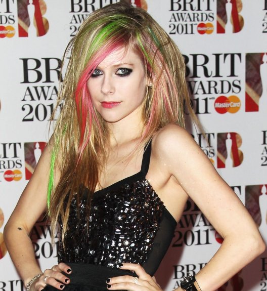 http://2.bp.blogspot.com/-CB0-cvySzco/TgTNWQ225eI/AAAAAAAAAiQ/e0hRMsoMOZs/s1600/avril-lavigne-2011-brit-awards-hairstyles-3.jpeg