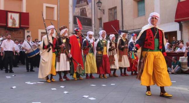 la llegada de los moros en El madrugador montaje del castillo en la avenida conde lumiares (800 horas) alzó ayer el telón a las fiestas de moros y cristianos de altozano, que ayer vivieron. la llegada de los moros en El madrugador montaje del castillo en la avenida conde lumiares (800 horas) alzó ayer el telón a las fiestas de moros y cristianos de altozano, que ayer vivieron.