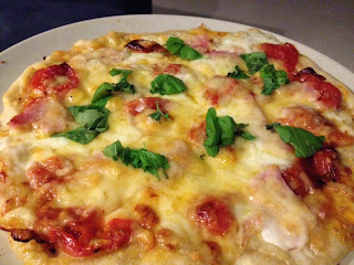 Pizza basilika mozzarella tomat