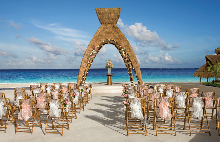 Memoires D Amour Weddings Even Though The Beach Wedding Is Very Informal Make Sure To Pick Right Accessories With Your Dress Bride Will Look Magnificent By Plugging