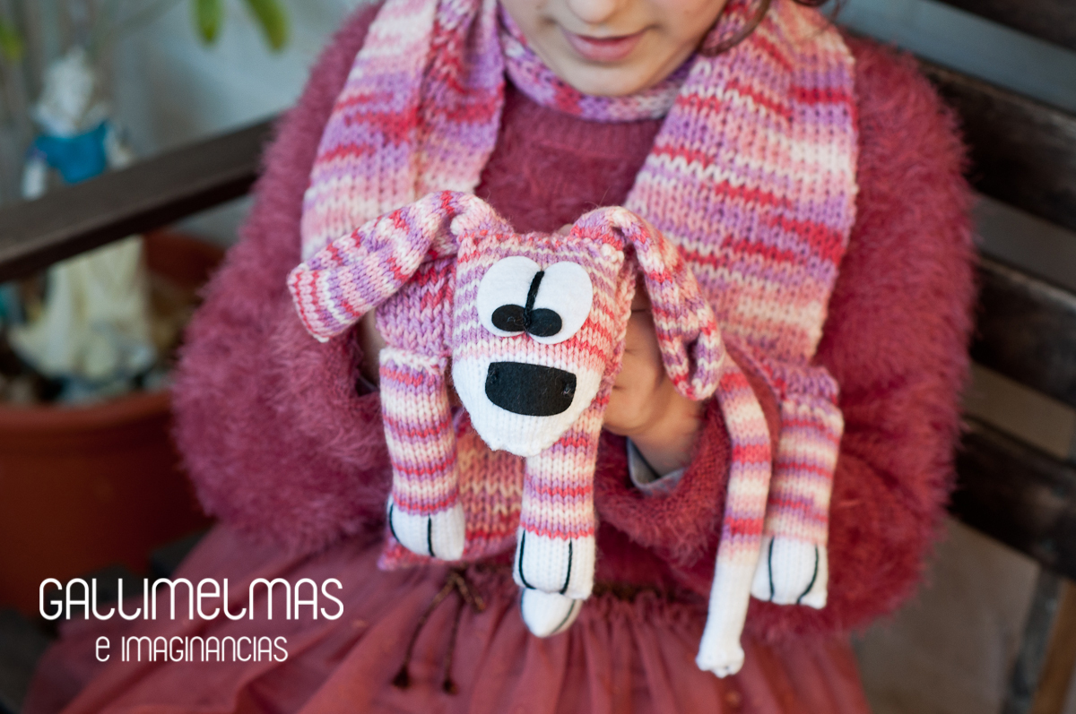 ¡Disfruta tejiéndoles a tus peques la Dog Scarf de Katia! Gallimelmas