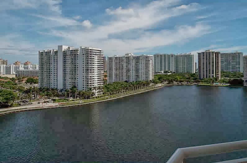Apartamento Próximo a Shoppings e Restaurantes em Aventura, Miami $234,900