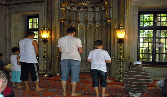 atletle ve sortla namaz kilinir mi