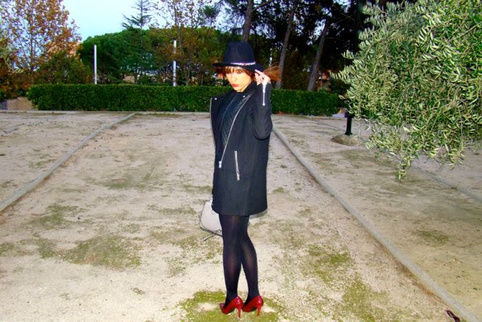 SOMBFERO,ABRIGO,SHORT,STILETO, BOLSO GRIS