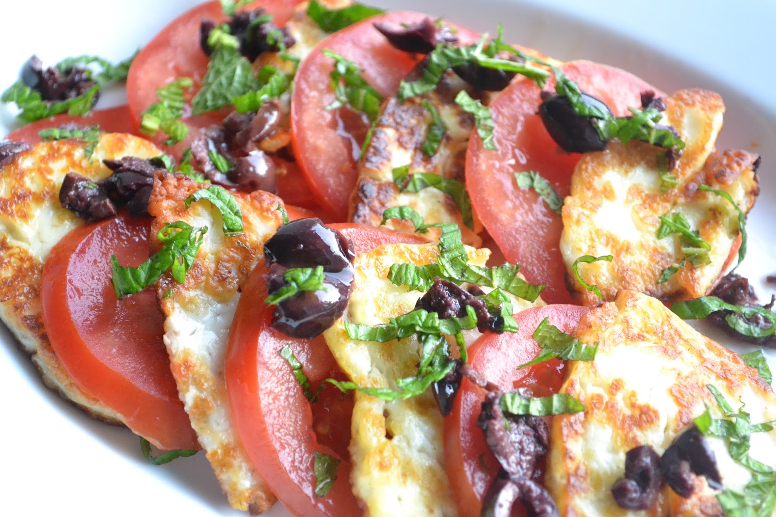 Eet lekker Tomatensalade met halloumi en olijven