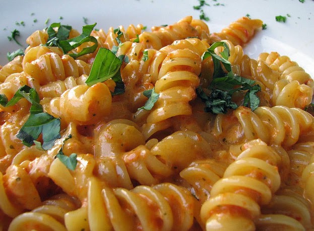 Fusilli Con Calamares En Salsa Americana Y Champiñones
