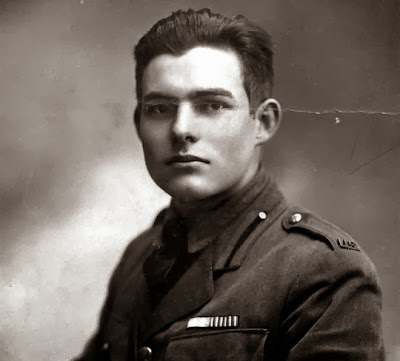 Hemingway juventud Hemingway posando para una foto de jóven.