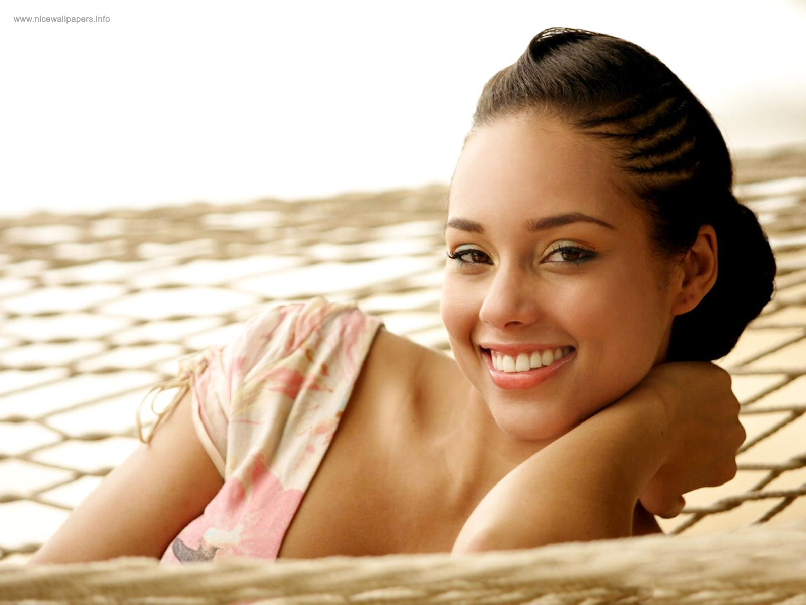 http://2.bp.blogspot.com/-CMks8agBdOQ/TqdLfvRixcI/AAAAAAAAReg/4B-RXekchNY/s1600/Alicia%2BKeys%2B%25284%2529.jpg