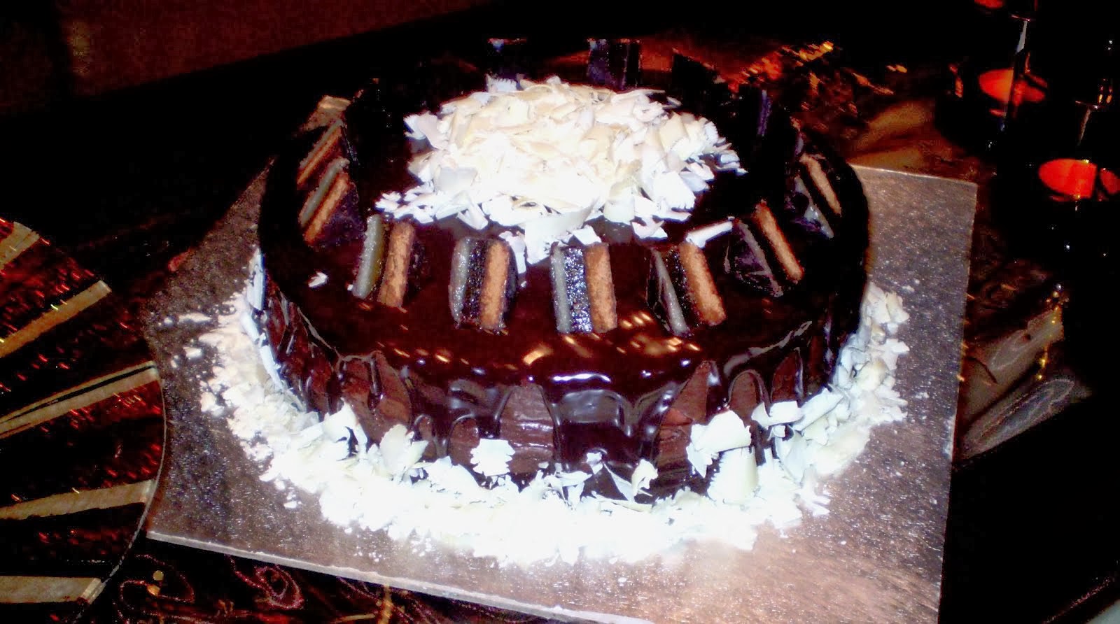 Bolo de chocolate húmido:com chocolate branco e Dominos