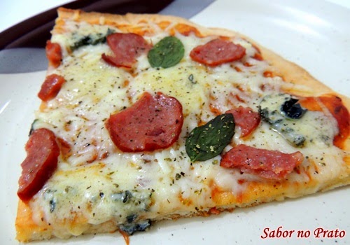 Sugestão de pizza de calabresa super fácil e gostosa.