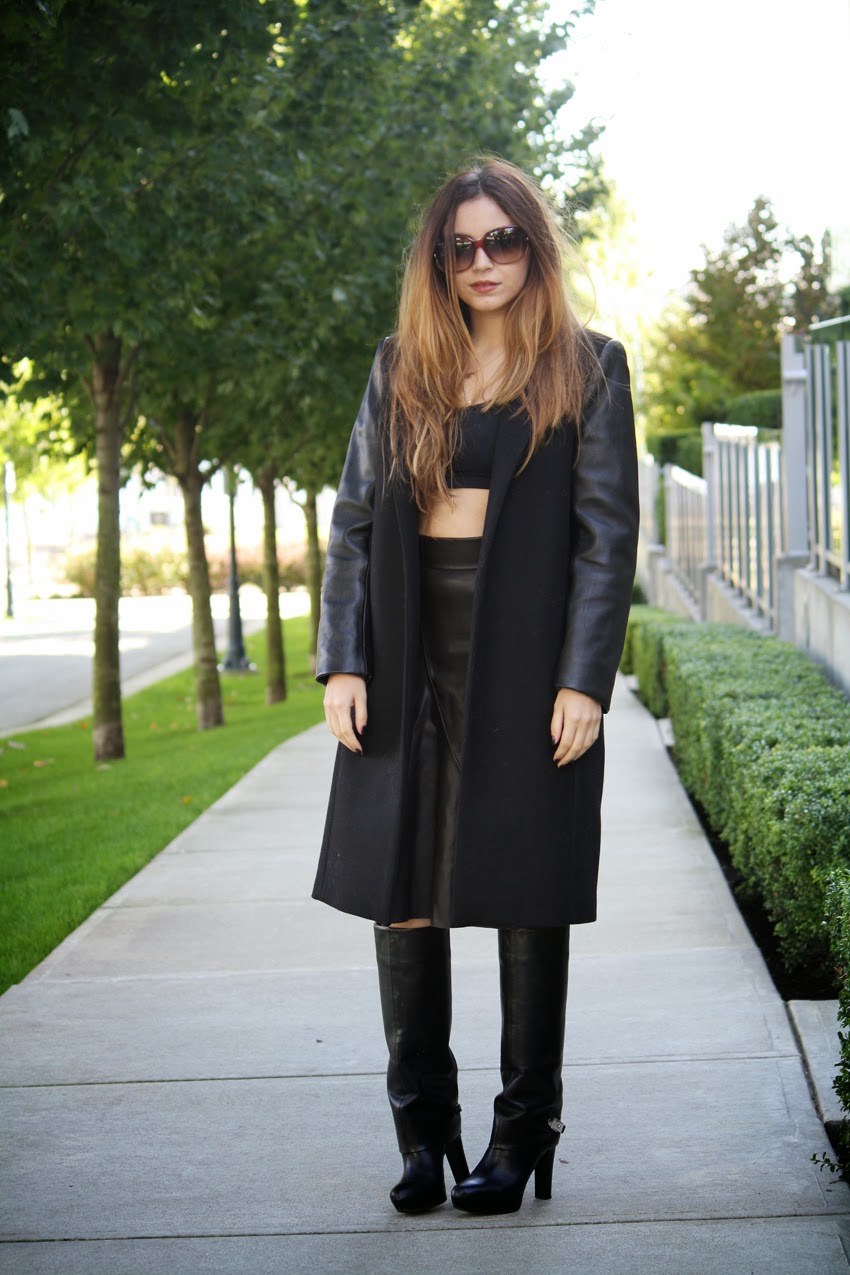 Style-Fashion-Blog-wearing-all-black-zara-coat-leather-skirt-kneehigh-boots-dior-sunglasses-crop-top-JenniferZeuner