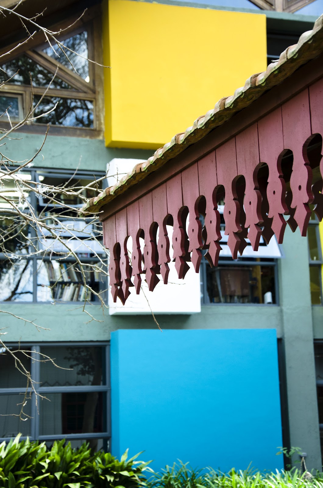 Uma pintura de um velho cão pastor inglês com uma cabeça colorida de  arco-íris