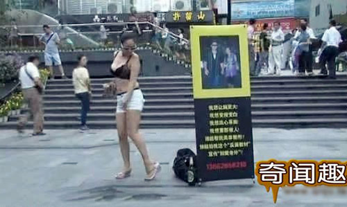 Sốc: Gái trẻ vô tư uốn éo nhảy thoát y giữa phố xin tiền nâng vòng 1 Sốc: Gái trẻ vô tư uốn éo nhảy thoát y giữa phố xin tiền nâng vòng 1