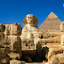 Esfinge junto a las pirámides de Egipto