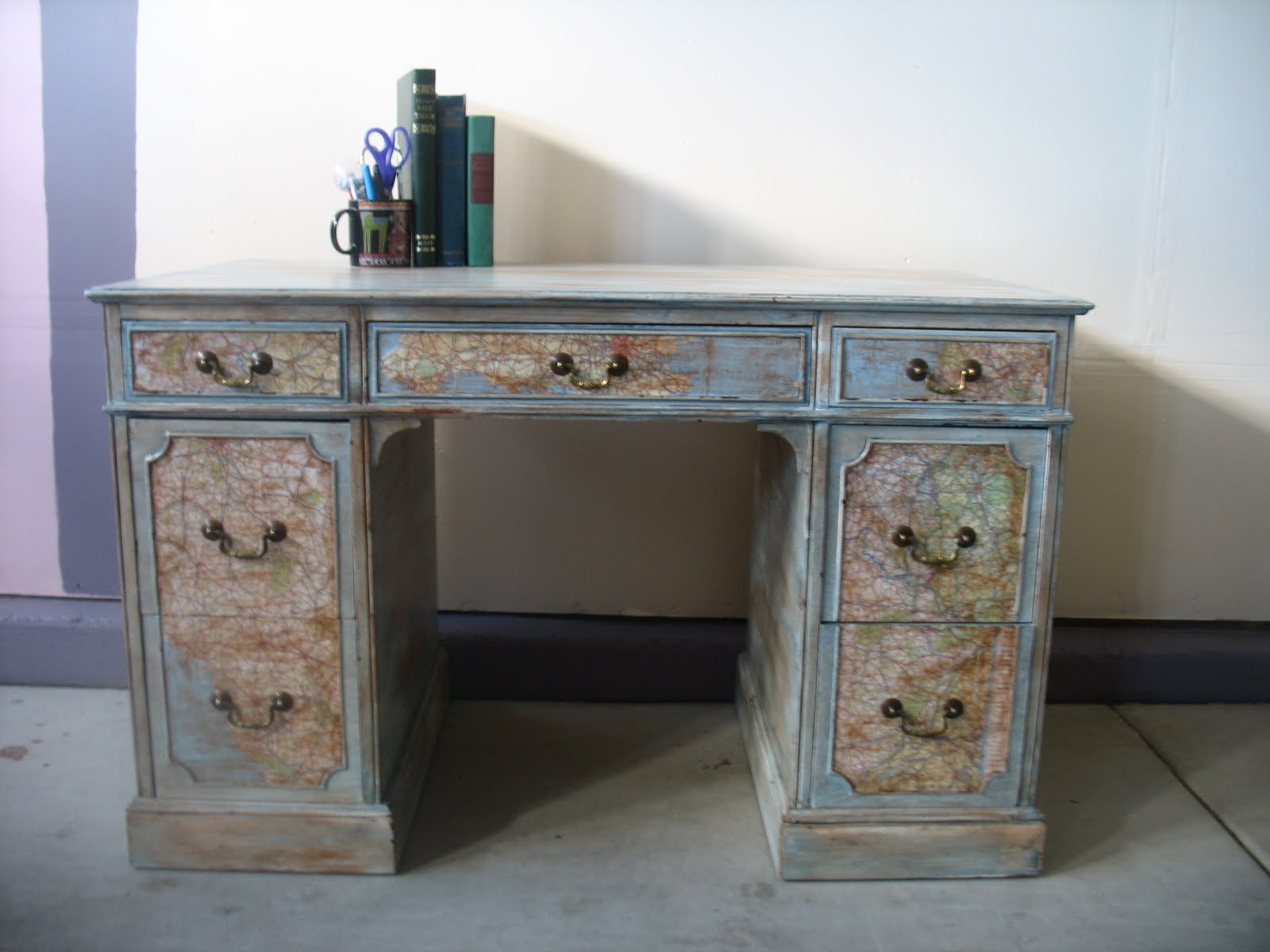 Shabby Redo For You ! DESK WITH MAP DECOUPAGE