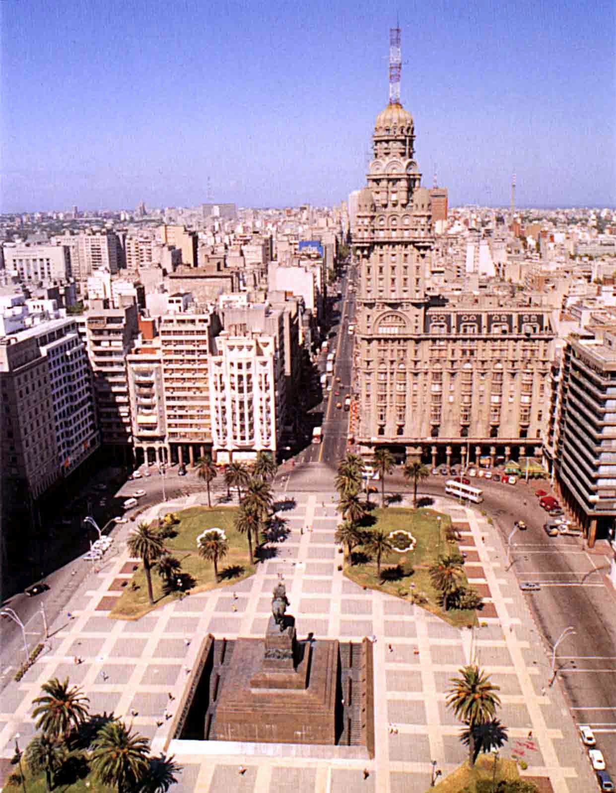 Plaza Independencia | Incredible Pics