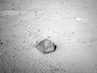 камень с марса в форме пирамиды