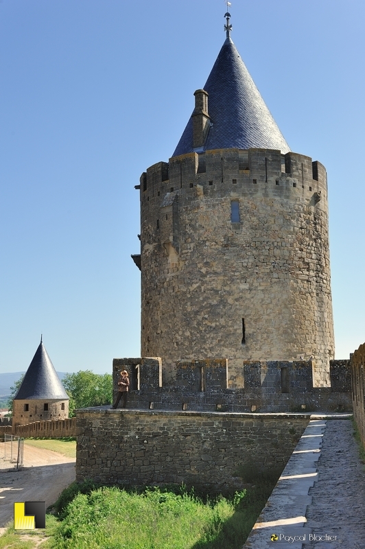 Valérie Blachier sous une tour des remparts de Carcassonne Valérie Blachier sous une tours des remparts extérieurs de Carcassonne photo pascal Blachier