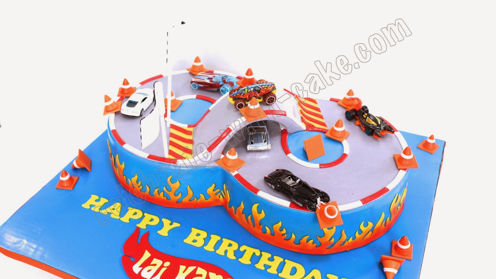 Hotwheels Racetrack in figure of 8 with Tunnel Cake