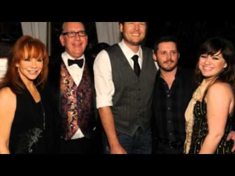 kelly clarkson who is she dating jennifer lopez nake breasts