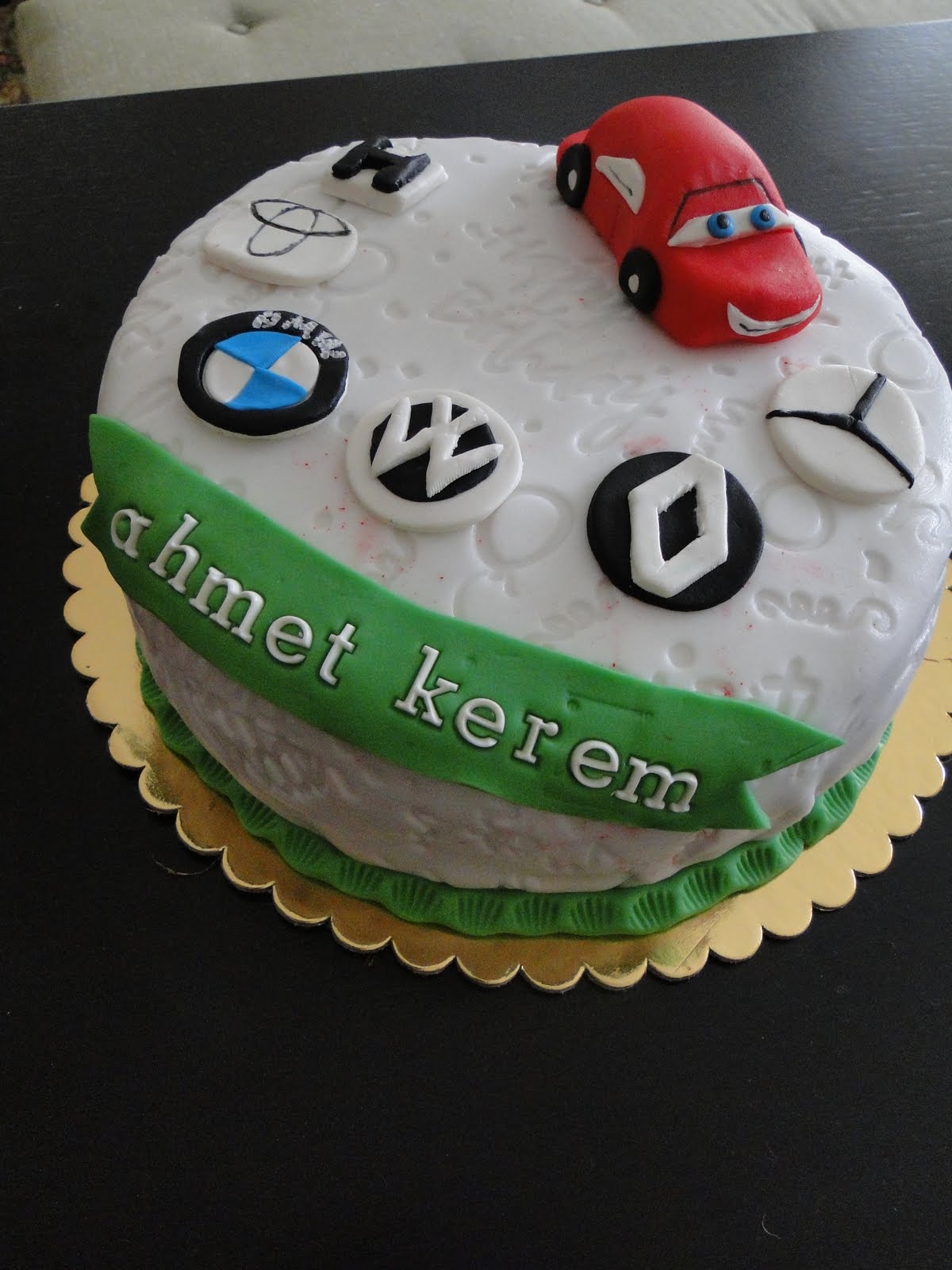 HOBİRİKS Araba markaları pastada..