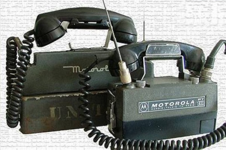 old_motorola_mobile_phone_Think_your_mobile_phone_is_too_big_pics-s450x299-229-580.png