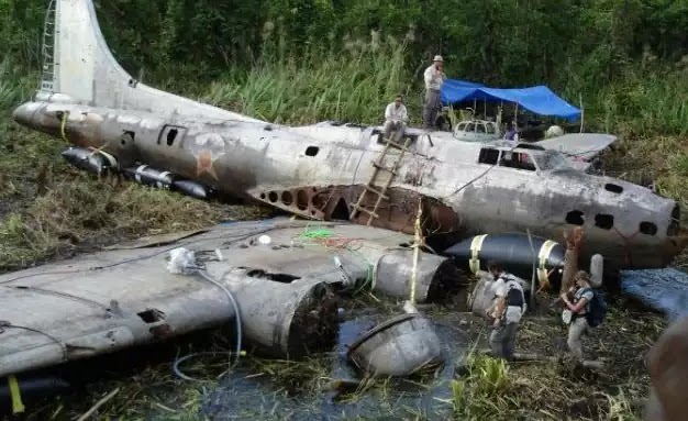 Β-17 Swamp Ghost του δεύτερου παγκοσμίου πόλεμου - Βρέθηκαν μετά από 68 χρόνια στην ζούγκλα Β-17 Swamp Ghost του δεύτερου παγκοσμίου πόλεμου - Βρέθηκαν μετά από 68 χρόνια στην ζούγκλα
