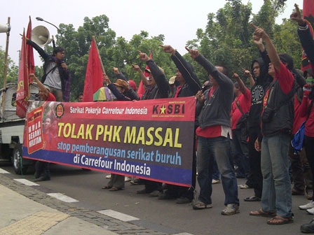 Puluhan Massa Buruh Carrefour Geruduk Balaikota Informasi Tanpa Batas