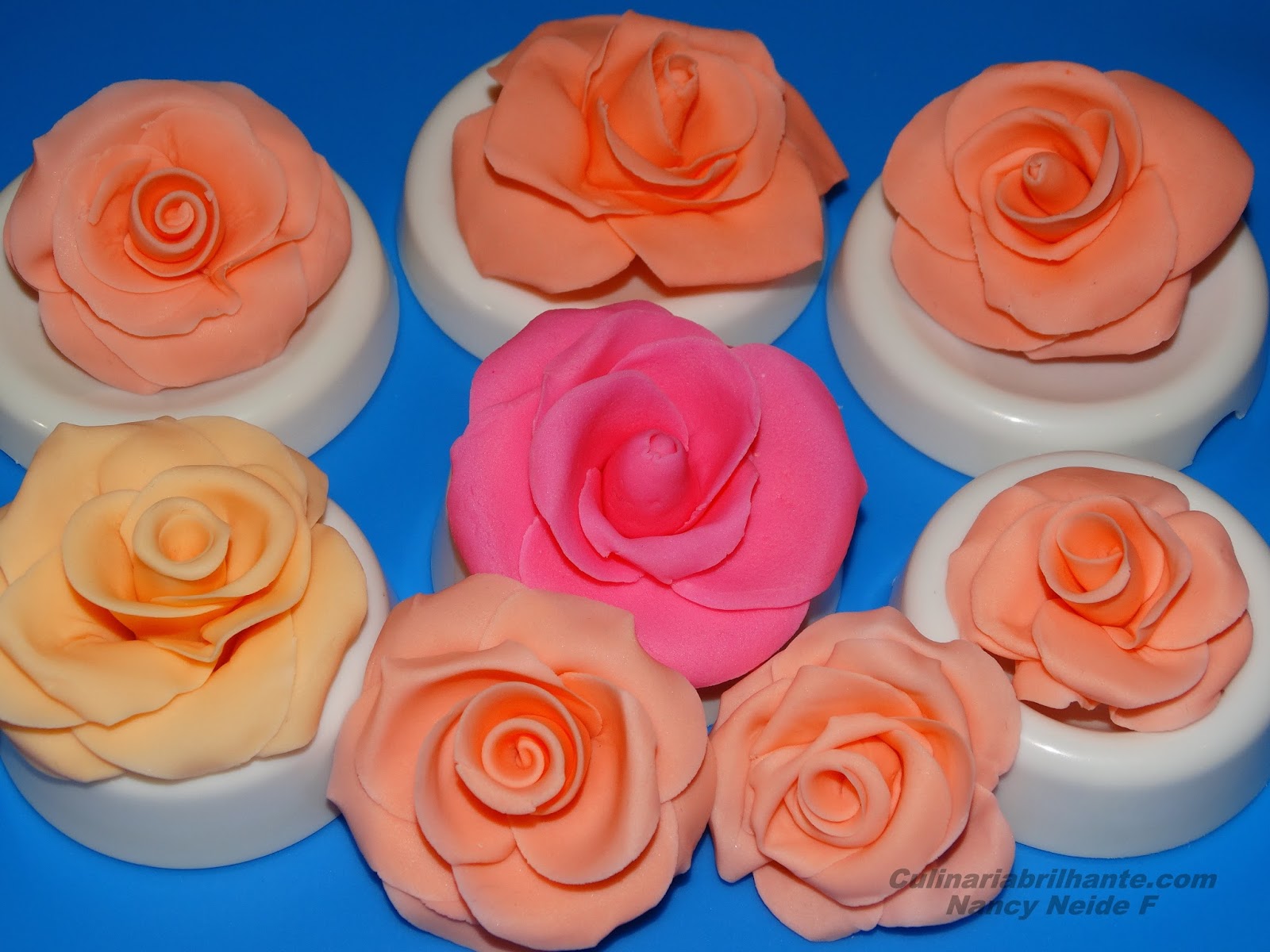 Pasta para fazer peças artísticas de decoração de bolos, flores, enfeites, bonecos, objetos, etc.