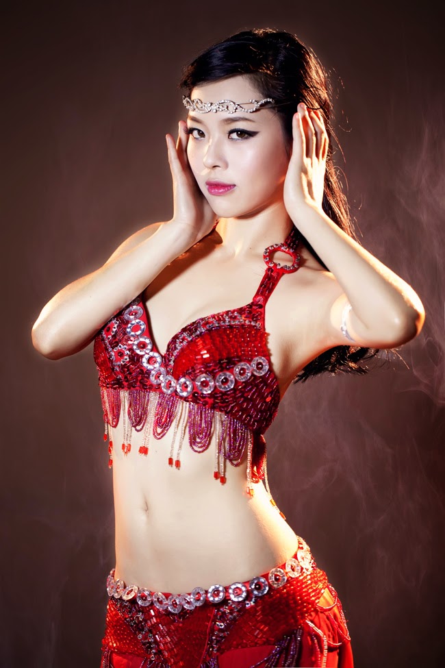 Thiếu nữ khoe eo thon múa belly dance
