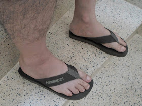Homem de chinelo Havaianas - Pés Masculinos - Male Feet