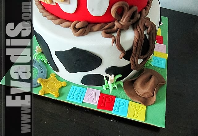 Picture of bottom tier of Mickey Mouse Cowboy Cakes