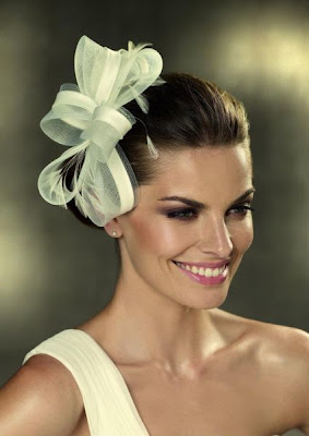 Frisuren für Bräute mit Fascinator