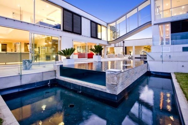 Con 180 grados de impresionantes vistas, esta casa moderna tiene una ubicación envidiable positivamente, que se encuentra en la más absoluta tranquilidad,
