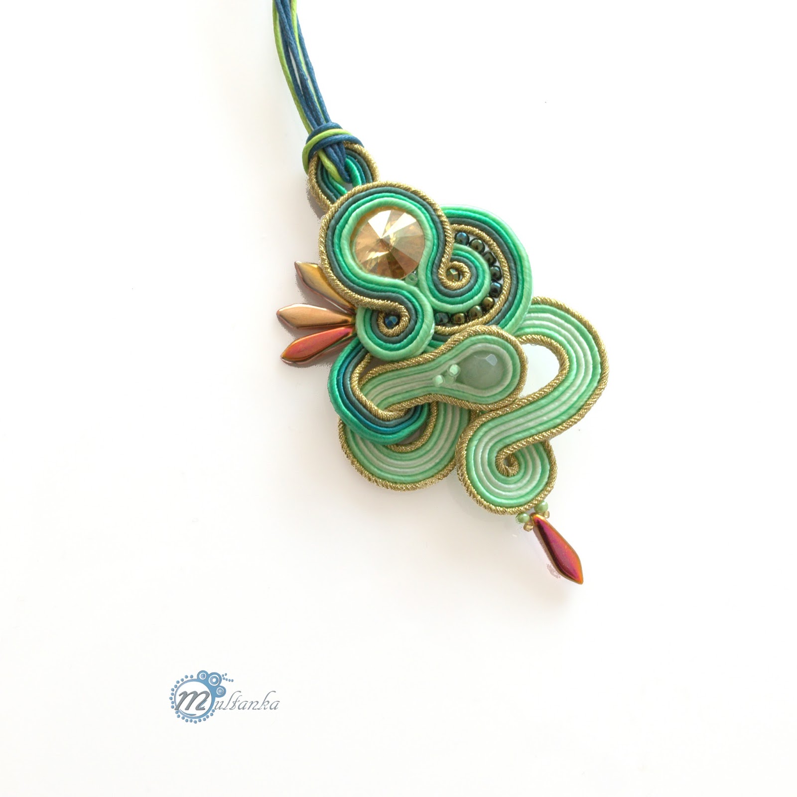 Turkusowo-miętowy wisior wykonany metoda haftu soutache. Wykonanie - multanka. Turkusowo-miętowy wisior wykonany metoda haftu soutache. Wykonanie - multanka.