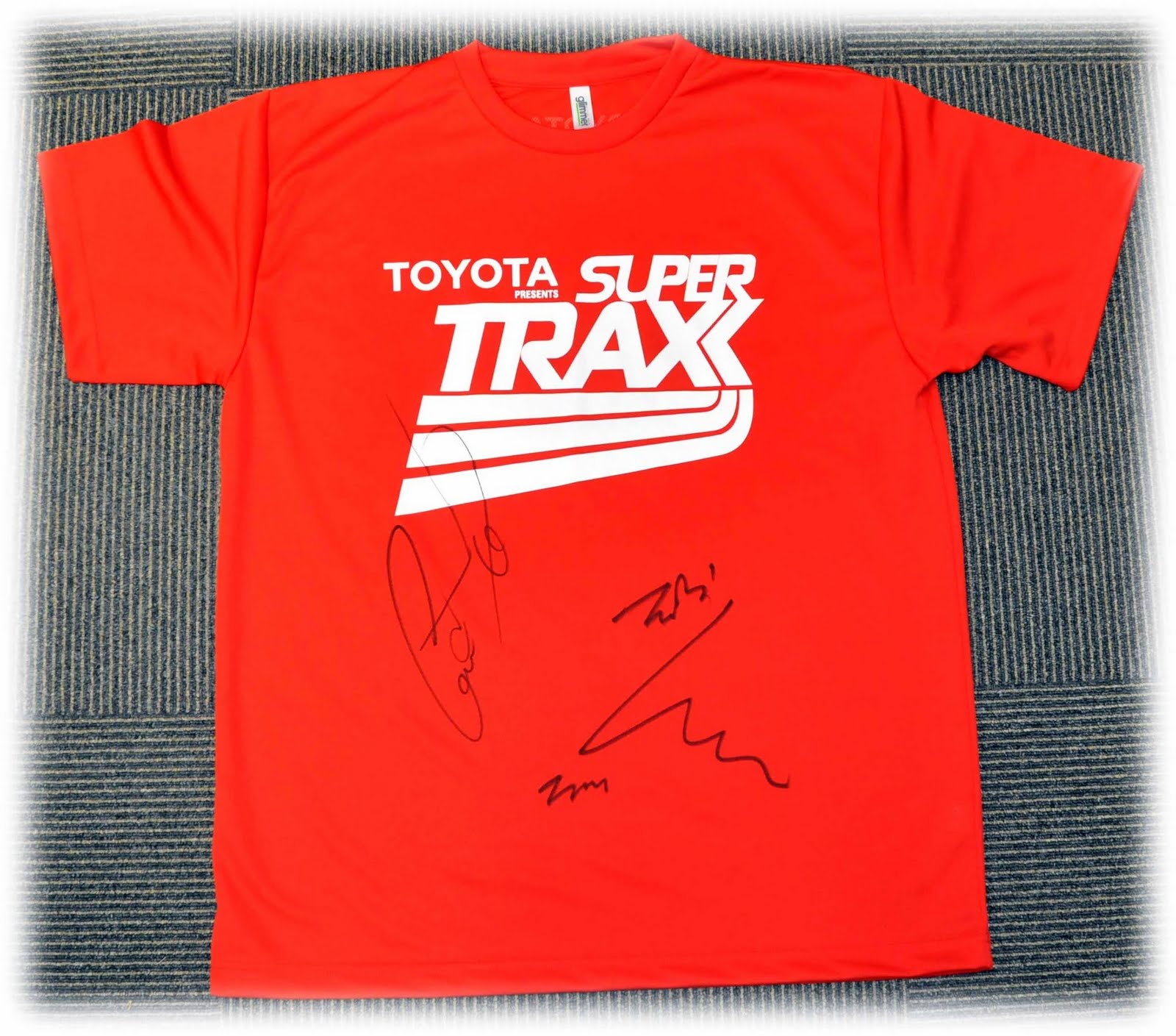 taeyang - [Pics] GD&TOP y Taeyang Items autografiados para el SuperTraxx Signed+gdtop+shirt+for+supertraxx