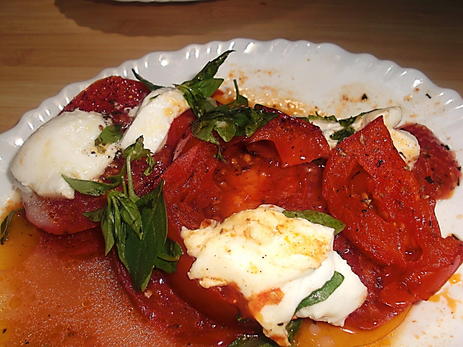 Irene kookt Warme tomatensalade met buffelmozzarella en basilicum