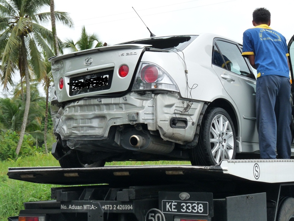Brunei Fire&Rescue Department Appliances Accident at Mumong Roundabout