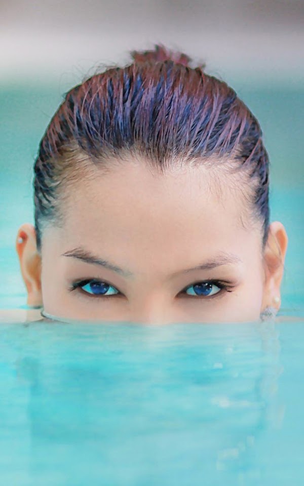 Blue Eyed Girl Pool Underwater Android Wallpaper