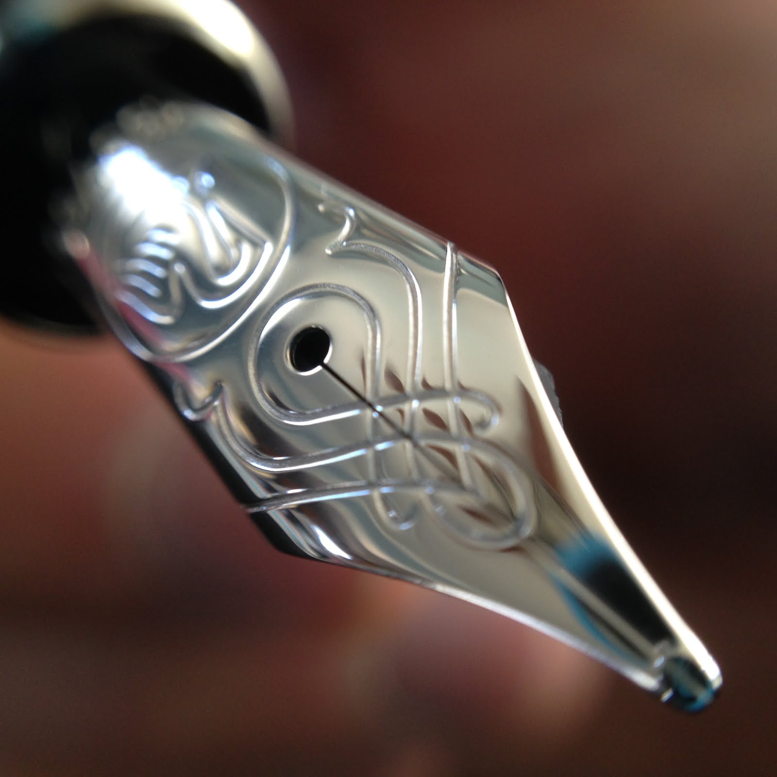 Review of the Pelikan Souveran M805 Vibrant Blue Fountain Pen