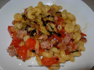 Pasta con salsiccia e melanzane arrostite