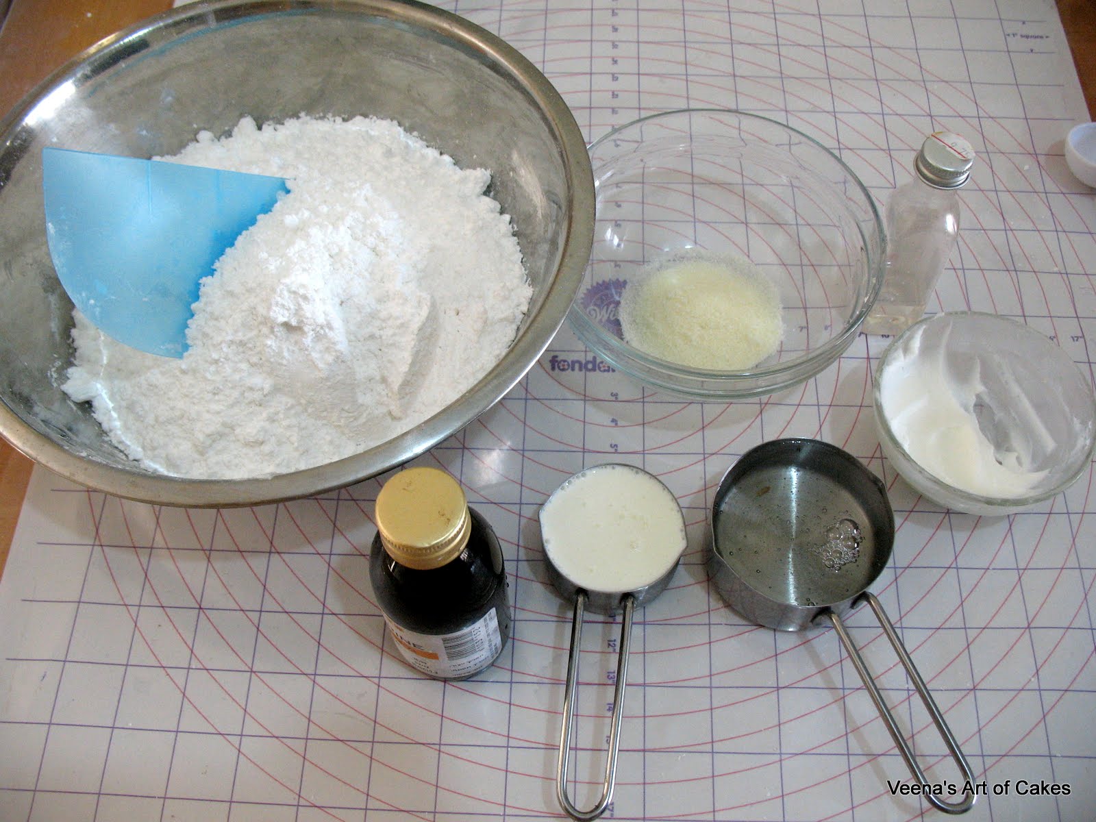 Place about 700 grams of powder sugar in a bowl.