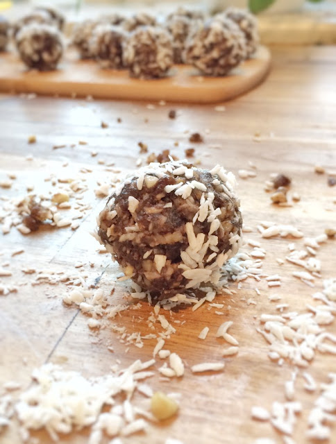 Energy Bites aus Datteln und Walnüssen mit Kokosflocken Energy Bites
