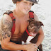 Η σκυλίτσα με την ταινία στο στόμα φωτογραφίζεται με πυροσβέστες...