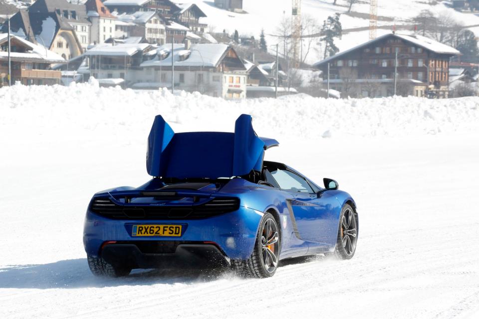 Photo S Mclaren 12c Spider Playing In Snow
