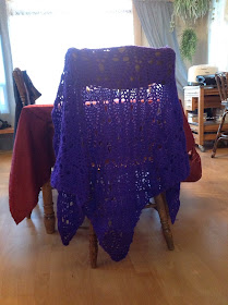 Crochet a purple shawl