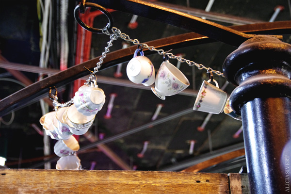 aliciasivert, alicia sivertsson, london med grabbarna, england, camden town, camden lock markets, horse tunnel market, marknad, cup, kopp, koppar, tekoppar, tekopp, tea cups