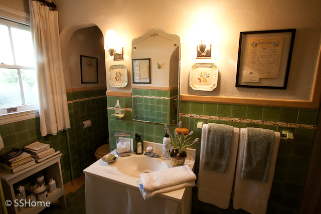 Joy Of Nesting Vintage 1930 S Style Bathrooms Redesigned One Of The Reasons I Ve Never Shared My 1930 S Bathrooms With Joy Nesting Readers Is They Don T Photograph Really Well Somehow Charming Character
