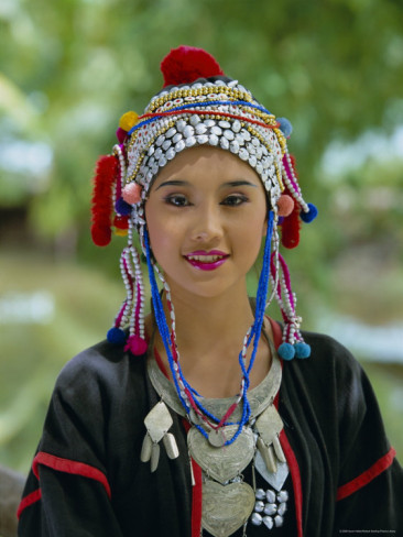 http://2.bp.blogspot.com/-Cw7jVcuBJUY/T7VJZr_pmWI/AAAAAAAAACQ/-cTIiolq2Fc/s1600/gavin-hellier-portrait-of-an-akha-hill-tribe-woman-in-traditional-clothing-mae-hong-son-province.jpg